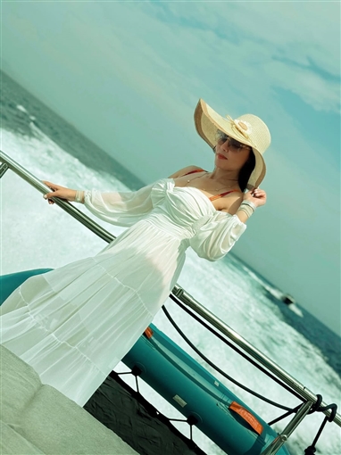 دينا فؤاد تتألق في أحدث جلسة تصوير خلال رحلة بحرية