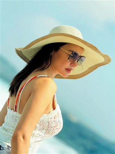 دينا فؤاد تتألق في أحدث جلسة تصوير خلال رحلة بحرية