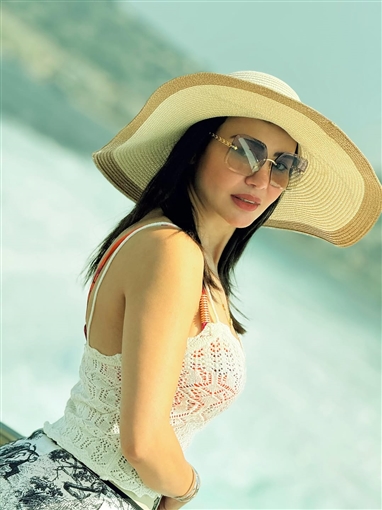 دينا فؤاد تتألق في أحدث جلسة تصوير خلال رحلة بحرية