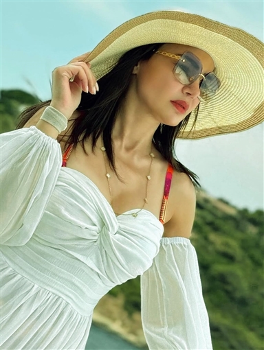 دينا فؤاد تتألق في أحدث جلسة تصوير خلال رحلة بحرية