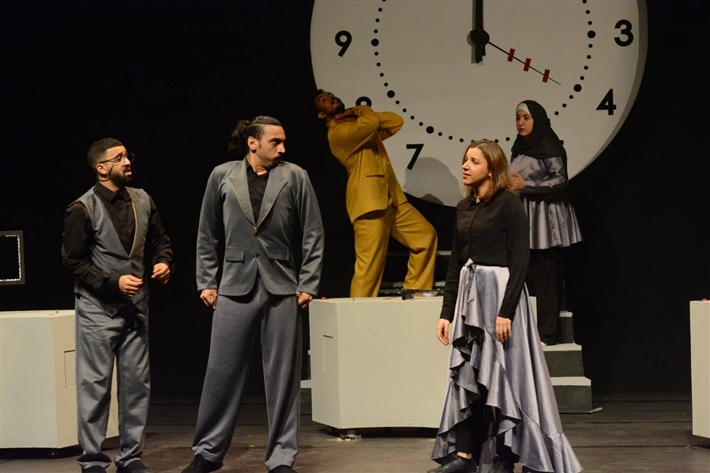 صورة من مسرحية طوق