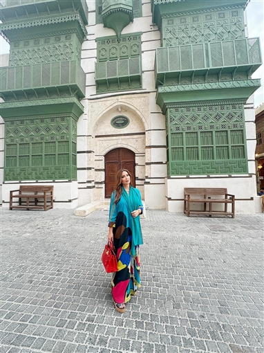  شرطة_الموضة: نسرين طافش بعباءة وحقيبة من Hermes سعرها 2 مليون جنيه في جولتها بجدة القديمة