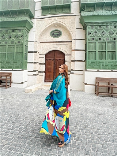  شرطة_الموضة: نسرين طافش بعباءة وحقيبة من Hermes سعرها 2 مليون جنيه في جولتها بجدة القديمة