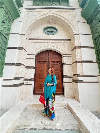  شرطة_الموضة: نسرين طافش بعباءة وحقيبة من Hermes سعرها 2 مليون جنيه في جولتها بجدة القديمة