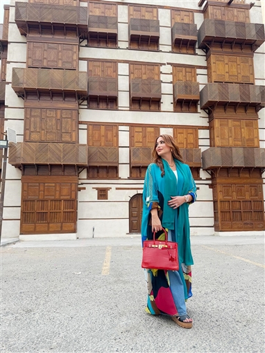  شرطة_الموضة: نسرين طافش بعباءة وحقيبة من Hermes سعرها 2 مليون جنيه في جولتها بجدة القديمة