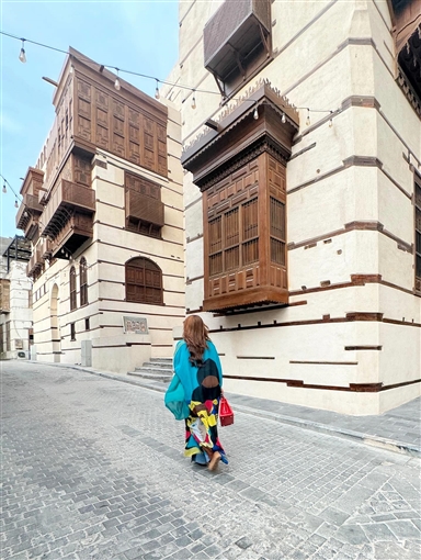  شرطة_الموضة: نسرين طافش بعباءة وحقيبة من Hermes سعرها 2 مليون جنيه في جولتها بجدة القديمة