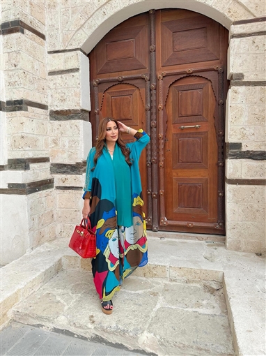  شرطة_الموضة: نسرين طافش بعباءة وحقيبة من Hermes سعرها 2 مليون جنيه في جولتها بجدة القديمة