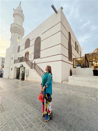  شرطة_الموضة: نسرين طافش بعباءة وحقيبة من Hermes سعرها 2 مليون جنيه في جولتها بجدة القديمة