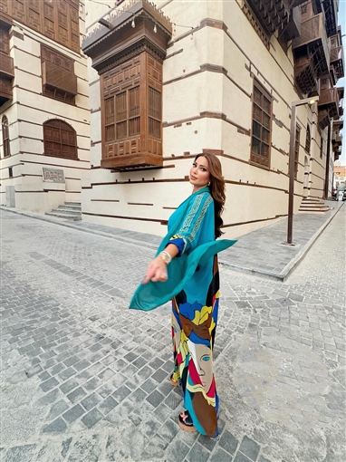  شرطة_الموضة: نسرين طافش بعباءة وحقيبة من Hermes سعرها 2 مليون جنيه في جولتها بجدة القديمة