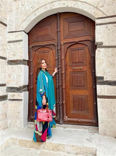  شرطة_الموضة: نسرين طافش بعباءة وحقيبة من Hermes سعرها 2 مليون جنيه في جولتها بجدة القديمة