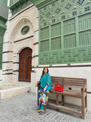  شرطة_الموضة: نسرين طافش بعباءة وحقيبة من Hermes سعرها 2 مليون جنيه في جولتها بجدة القديمة