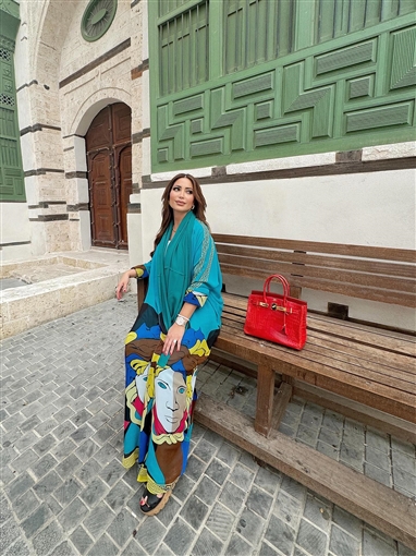  شرطة_الموضة: نسرين طافش بعباءة وحقيبة من Hermes سعرها 2 مليون جنيه في جولتها بجدة القديمة