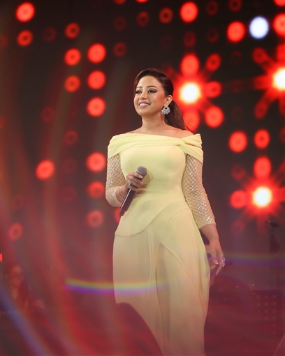 ريهام عبد الحكيم تجمع بين الأناقة والرقي بإطلالتها في حفلها بمهرجان ليالي مراسي 