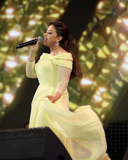 ريهام عبد الحكيم تجمع بين الأناقة والرقي بإطلالتها في حفلها بمهرجان ليالي مراسي 