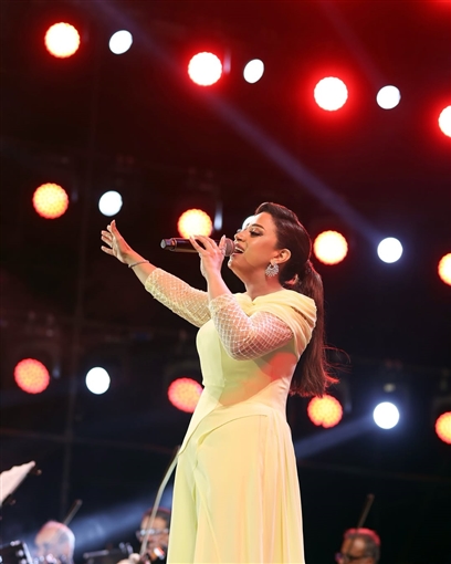 ريهام عبد الحكيم تجمع بين الأناقة والرقي بإطلالتها في حفلها بمهرجان ليالي مراسي 