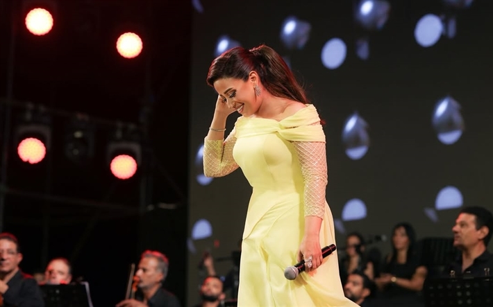 ريهام عبد الحكيم تجمع بين الأناقة والرقي بإطلالتها في حفلها بمهرجان ليالي مراسي 