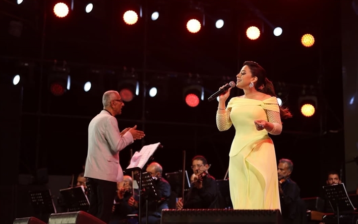 ريهام عبد الحكيم تجمع بين الأناقة والرقي بإطلالتها في حفلها بمهرجان ليالي مراسي 