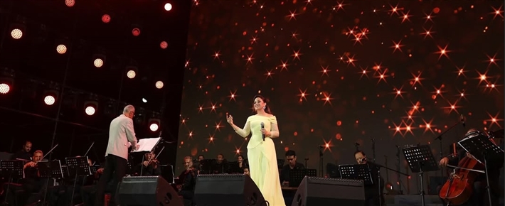 ريهام عبد الحكيم تجمع بين الأناقة والرقي بإطلالتها في حفلها بمهرجان ليالي مراسي 