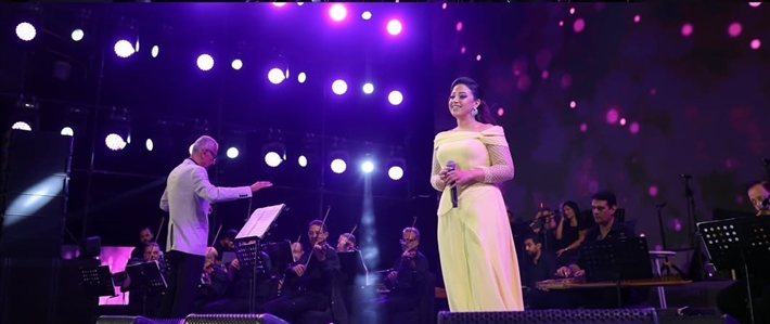 ريهام عبد الحكيم تجمع بين الأناقة والرقي بإطلالتها في حفلها بمهرجان ليالي مراسي 