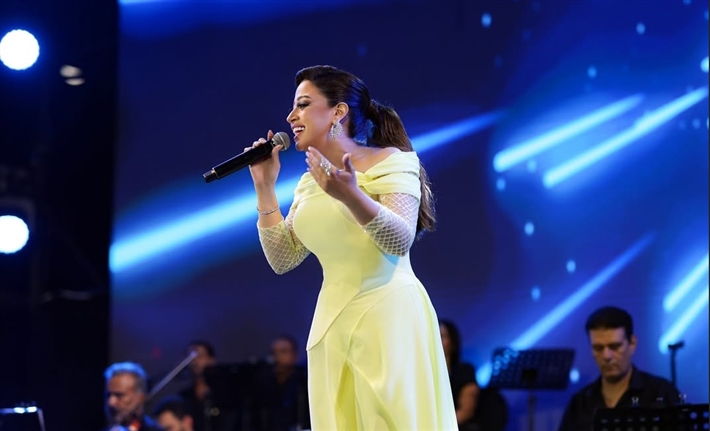 ريهام عبد الحكيم تجمع بين الأناقة والرقي بإطلالتها في حفلها بمهرجان ليالي مراسي 