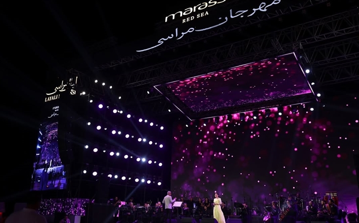 ريهام عبد الحكيم تجمع بين الأناقة والرقي بإطلالتها في حفلها بمهرجان ليالي مراسي 