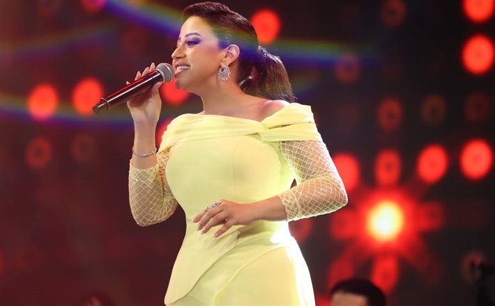 ريهام عبد الحكيم تجمع بين الأناقة والرقي بإطلالتها في حفلها بمهرجان ليالي مراسي 