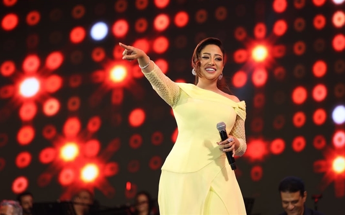 ريهام عبد الحكيم تجمع بين الأناقة والرقي بإطلالتها في حفلها بمهرجان ليالي مراسي 