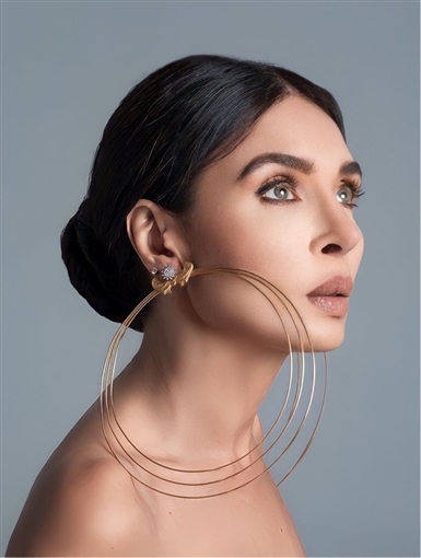 دينا تطلق أول أكاديمية متكاملة لتعليم الرقص الشرقي والفنون في مصر