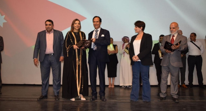 صناع مسرحية كونتينر