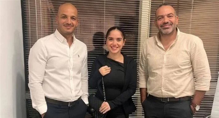 رنا رئيس مع أطبائها