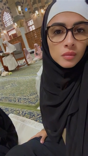 فيديو - ياسمين عبد العزيز بالحجاب في الأراضي المقدسة