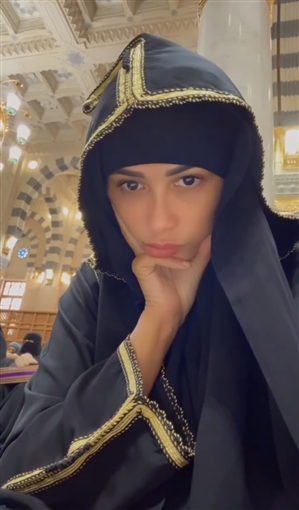 فيديو - ياسمين عبد العزيز بالحجاب في الأراضي المقدسة