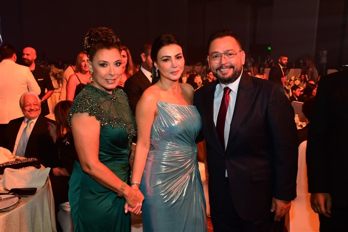 أحمد سعد يرفع علم فلسطين ... ومحمد سعد والسقا وأحمد رزق والنجوم يتألقون في حفل توزيع جوائز دير جيست 