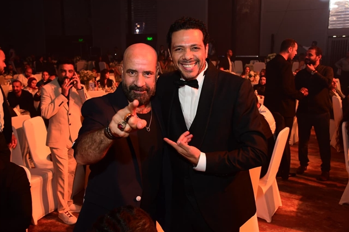 أحمد سعد يرفع علم فلسطين ... ومحمد سعد والسقا وأحمد رزق والنجوم يتألقون في حفل توزيع جوائز دير جيست 