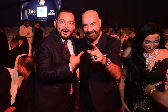 أحمد سعد يرفع علم فلسطين ... ومحمد سعد والسقا وأحمد رزق والنجوم يتألقون في حفل توزيع جوائز دير جيست 