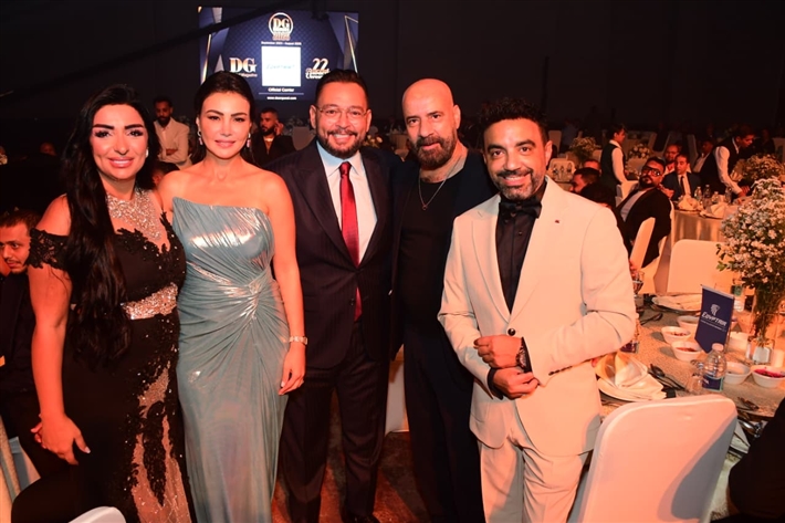 أحمد سعد يرفع علم فلسطين ... ومحمد سعد والسقا وأحمد رزق والنجوم يتألقون في حفل توزيع جوائز دير جيست 