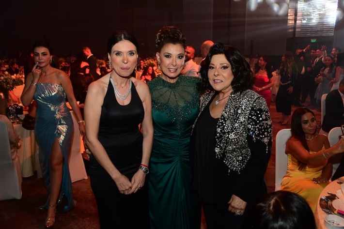 أحمد سعد يرفع علم فلسطين ... ومحمد سعد والسقا وأحمد رزق والنجوم يتألقون في حفل توزيع جوائز دير جيست 