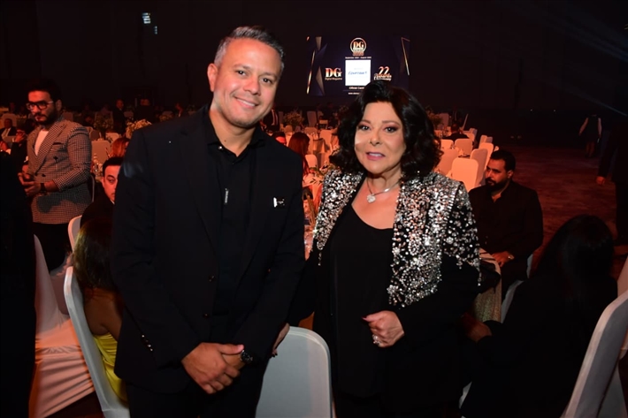 أحمد سعد يرفع علم فلسطين ... ومحمد سعد والسقا وأحمد رزق والنجوم يتألقون في حفل توزيع جوائز دير جيست 