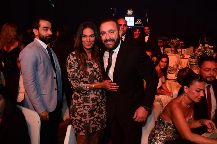 أحمد سعد يرفع علم فلسطين ... ومحمد سعد والسقا وأحمد رزق والنجوم يتألقون في حفل توزيع جوائز دير جيست 