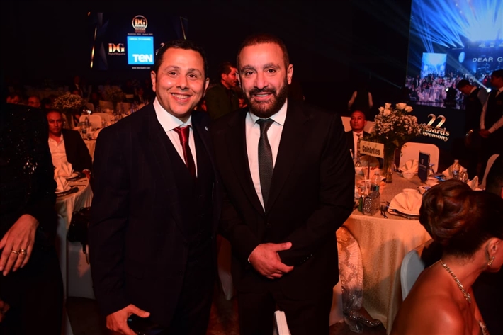 أحمد سعد يرفع علم فلسطين ... ومحمد سعد والسقا وأحمد رزق والنجوم يتألقون في حفل توزيع جوائز دير جيست 