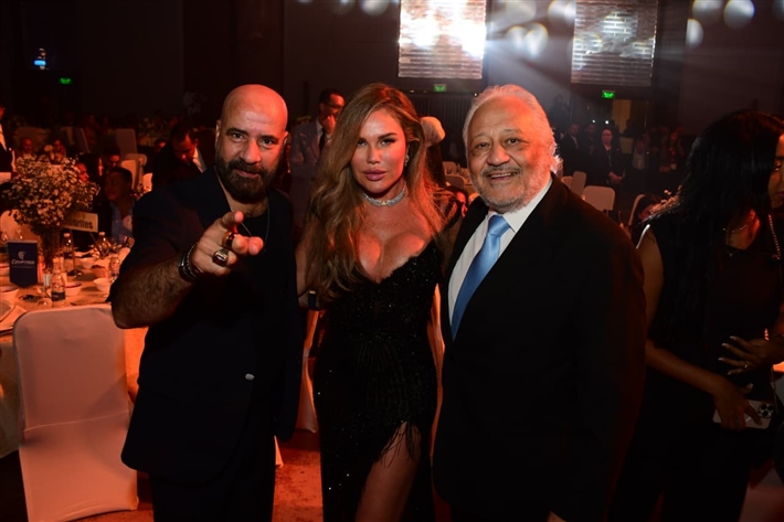 أحمد سعد يرفع علم فلسطين ... ومحمد سعد والسقا وأحمد رزق والنجوم يتألقون في حفل توزيع جوائز دير جيست 