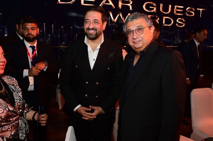 أحمد سعد يرفع علم فلسطين ... ومحمد سعد والسقا وأحمد رزق والنجوم يتألقون في حفل توزيع جوائز دير جيست 