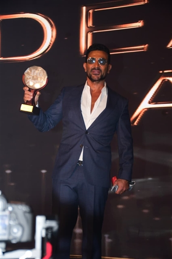 أحمد سعد يرفع علم فلسطين ... ومحمد سعد والسقا وأحمد رزق والنجوم يتألقون في حفل توزيع جوائز دير جيست 