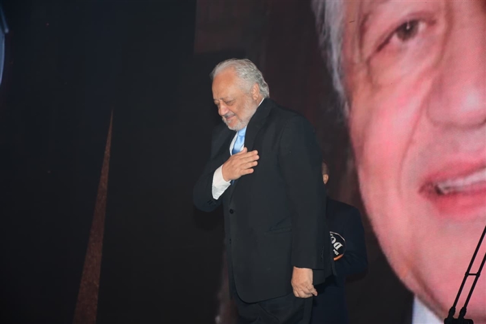 أحمد سعد يرفع علم فلسطين ... ومحمد سعد والسقا وأحمد رزق والنجوم يتألقون في حفل توزيع جوائز دير جيست 