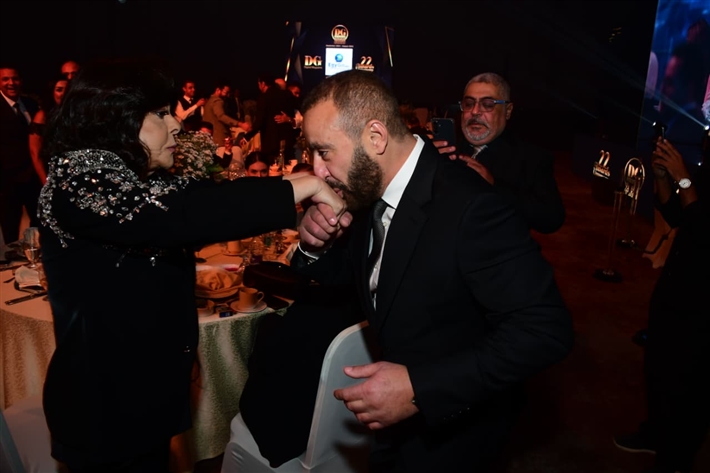 أحمد سعد يرفع علم فلسطين ... ومحمد سعد والسقا وأحمد رزق والنجوم يتألقون في حفل توزيع جوائز دير جيست 