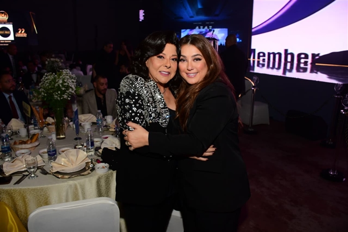 أحمد سعد يرفع علم فلسطين ... ومحمد سعد والسقا وأحمد رزق والنجوم يتألقون في حفل توزيع جوائز دير جيست 