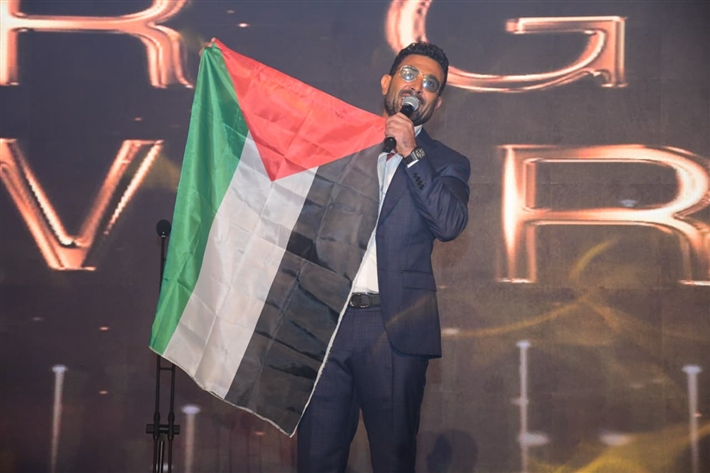 أحمد سعد يرفع علم فلسطين ... ومحمد سعد والسقا وأحمد رزق والنجوم يتألقون في حفل توزيع جوائز دير جيست 