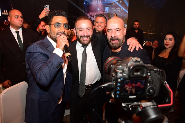 أحمد سعد يرفع علم فلسطين ... ومحمد سعد والسقا وأحمد رزق والنجوم يتألقون في حفل توزيع جوائز دير جيست 