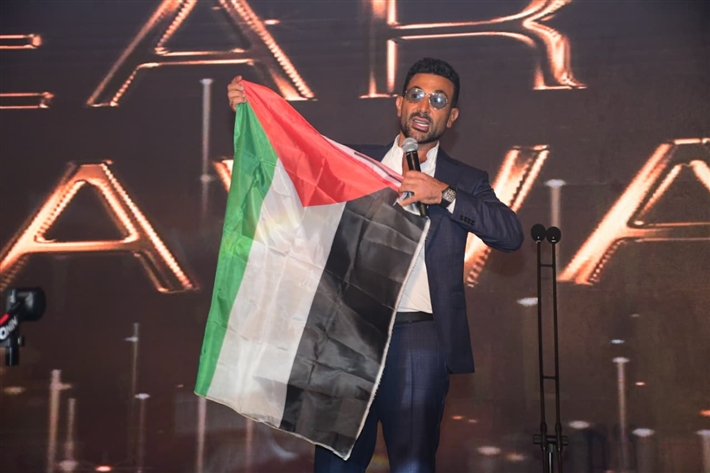 أحمد سعد يرفع علم فلسطين ... ومحمد سعد والسقا وأحمد رزق والنجوم يتألقون في حفل توزيع جوائز دير جيست 