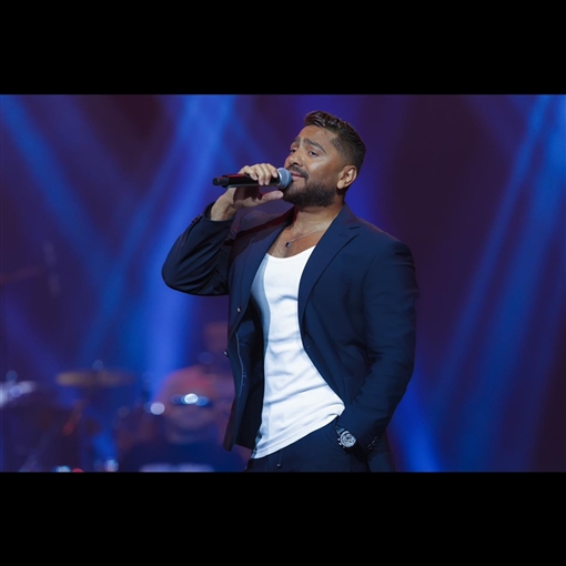 أول ظهور لـ تامر حسني بعد تعرضه لإصابة في قدمه لقطات من حفله بالبحرين